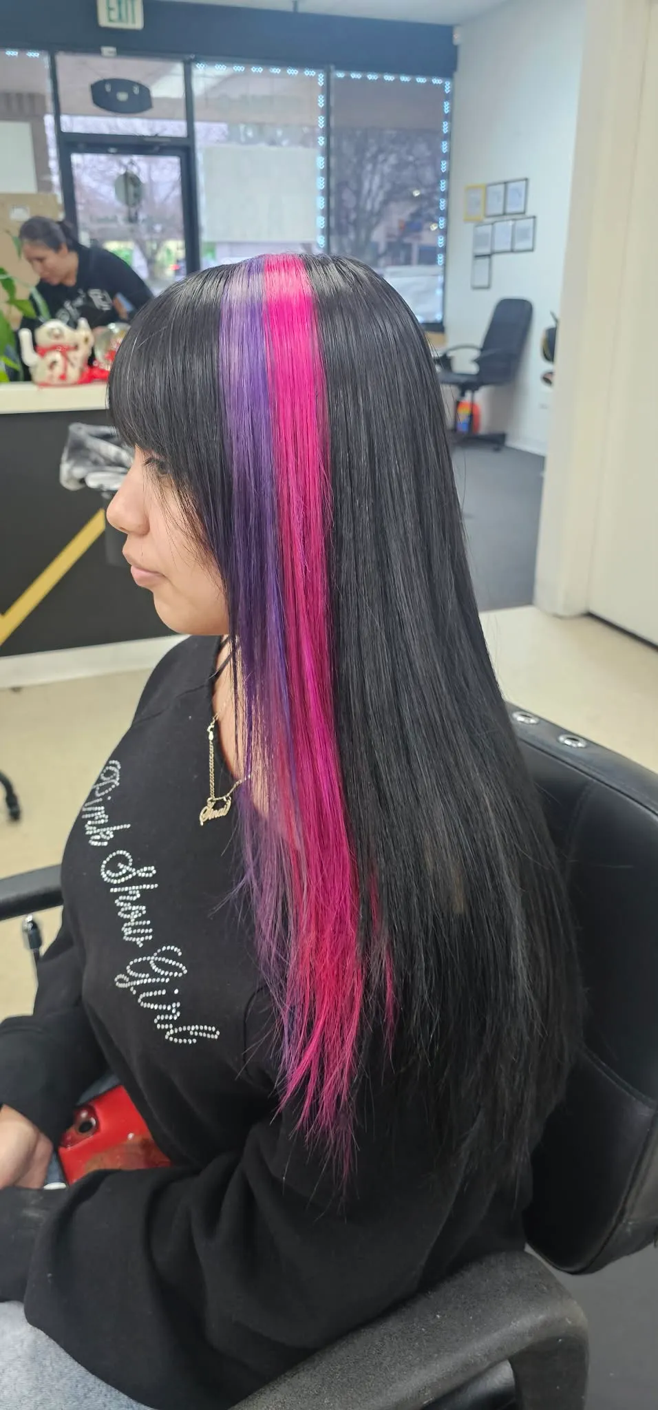 Cabello largo oscuro con mechas peekaboo rosa y morado