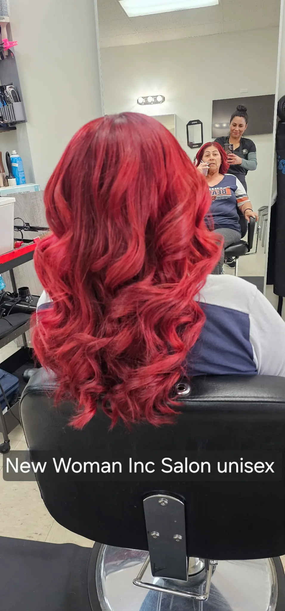 Rizos rojos vibrantes peinados en el salón