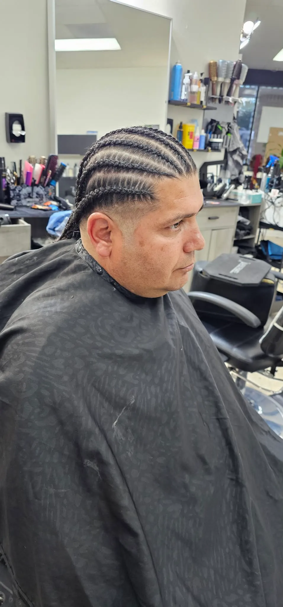 Trenzas cornrow ajustadas con un fade limpio