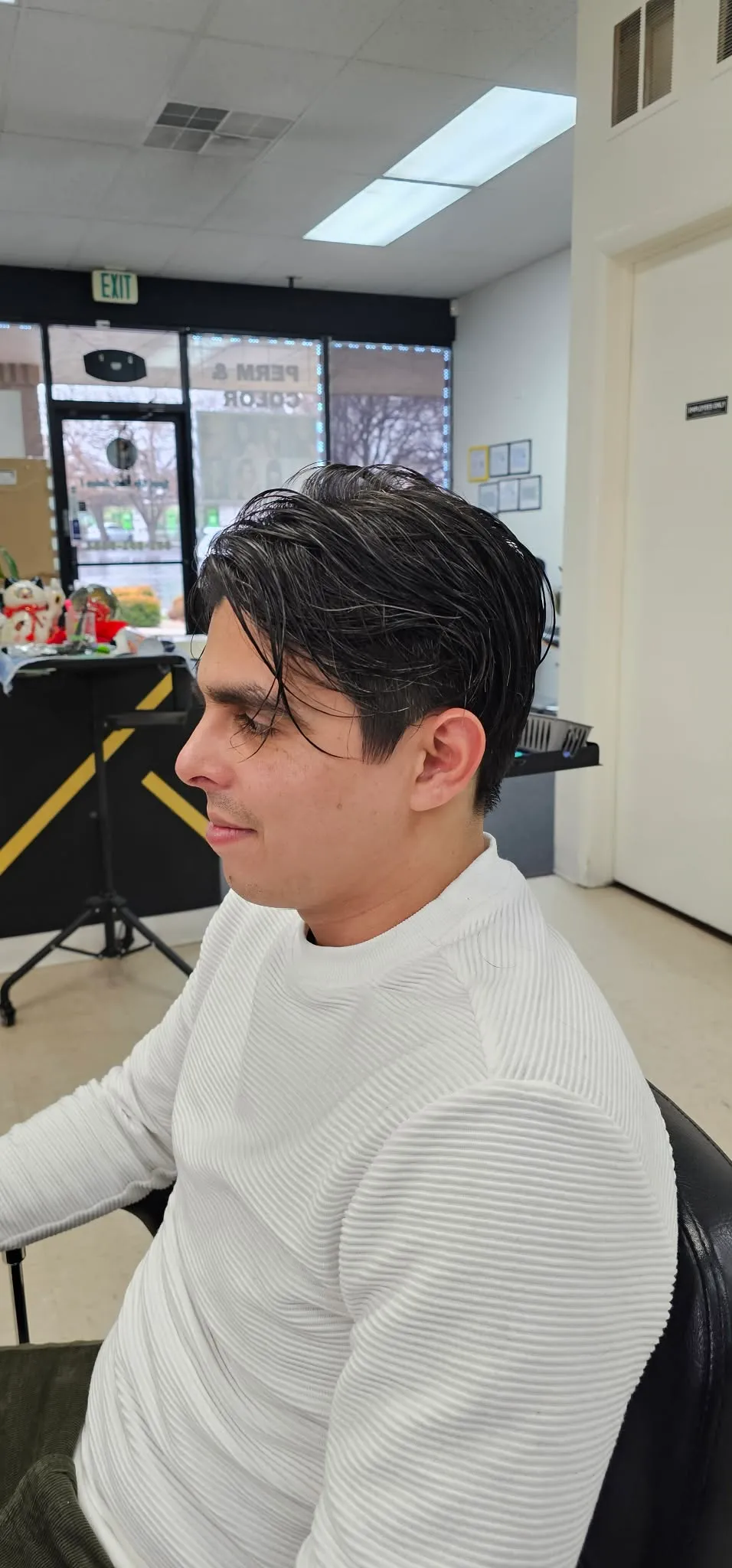 Un corte peinado hacia atrás con efecto mojado