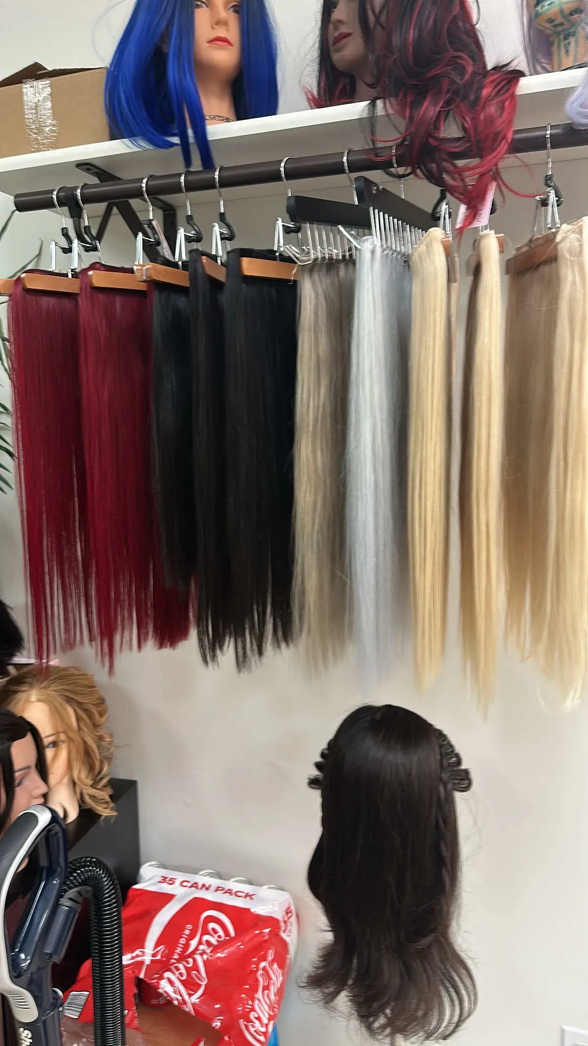 Una pared de extensiones y pelucas en todos los tonos