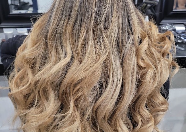 Long balayage curls in warm blonde tones